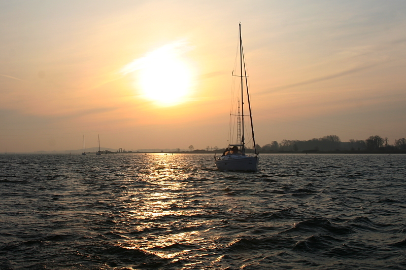 Segelyacht am Morgen im Greifswalder Bodden