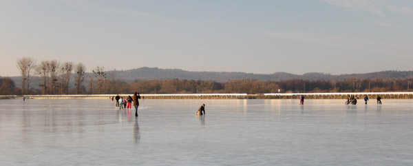 Spaziergnger auf dem Eis vor Malchin