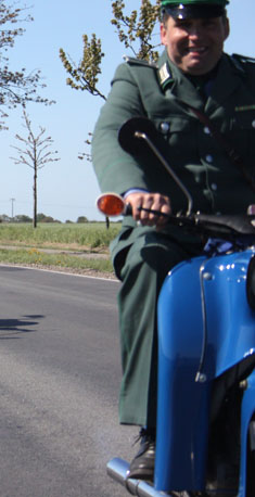 Motorrad Polizist auf Schwalbe